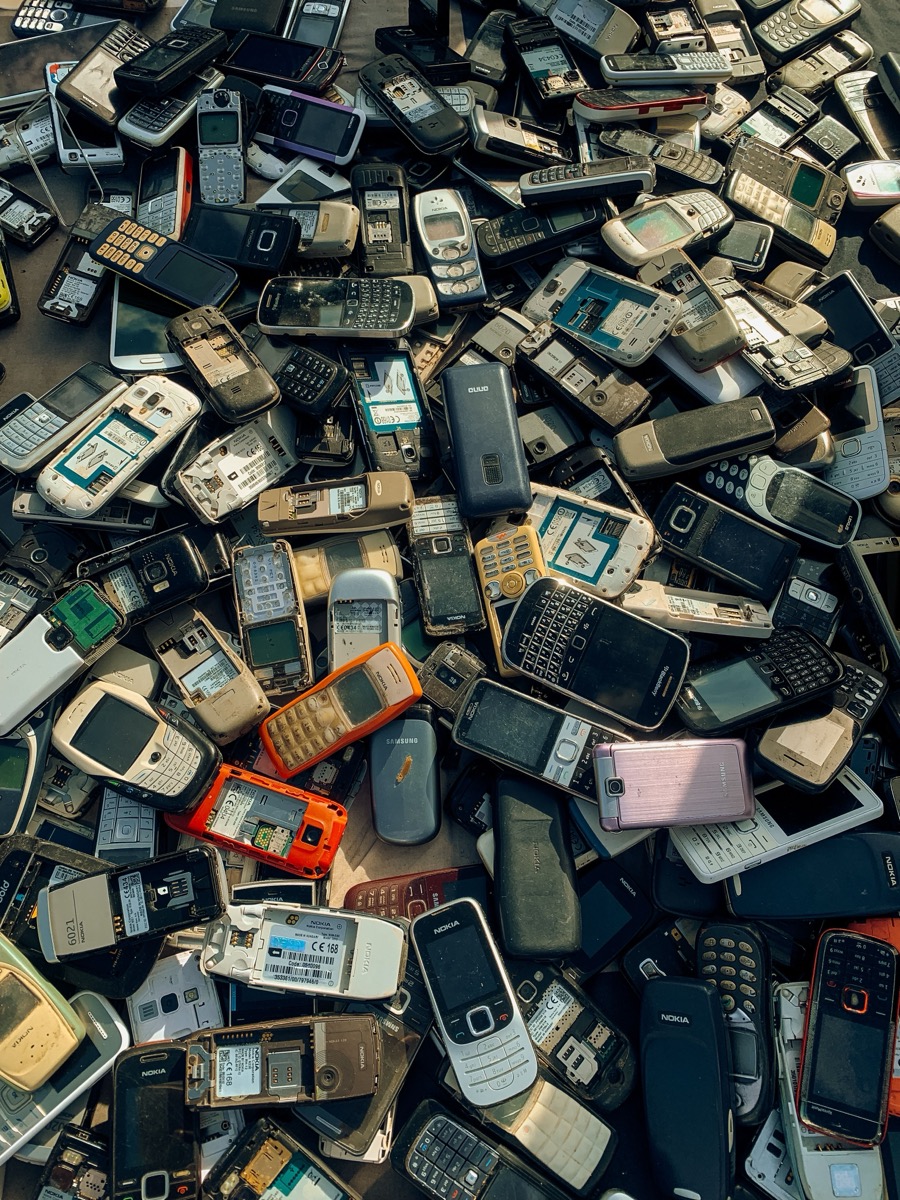 Stare telefony komórkowe i smartfony przeznaczone do recyklingu – Poznań